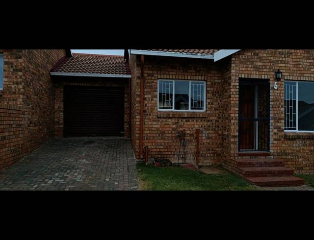 3 BEDROOM TOWNHOUSE FOR SALE IN GROBLERPARK